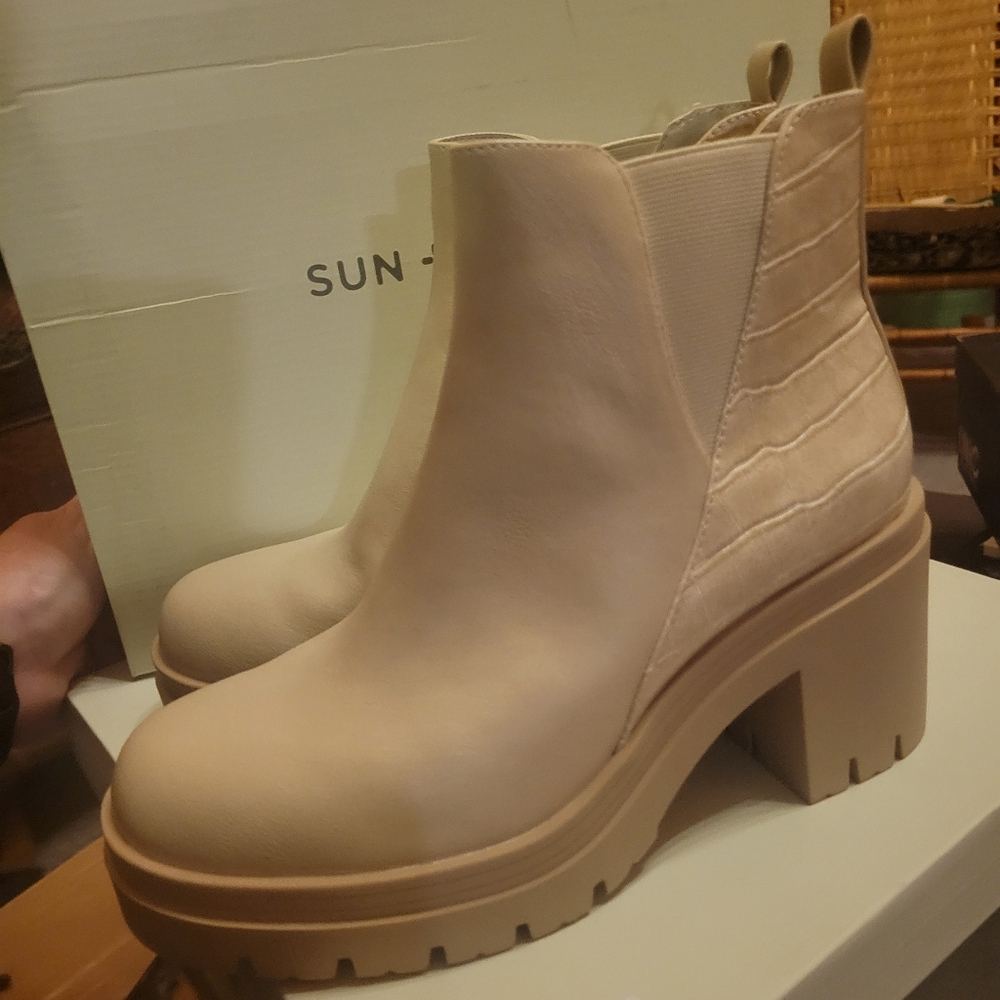 Sun + Stone Veronikaap Ecru Croc Detail chunky lug platform Bootie 8.5